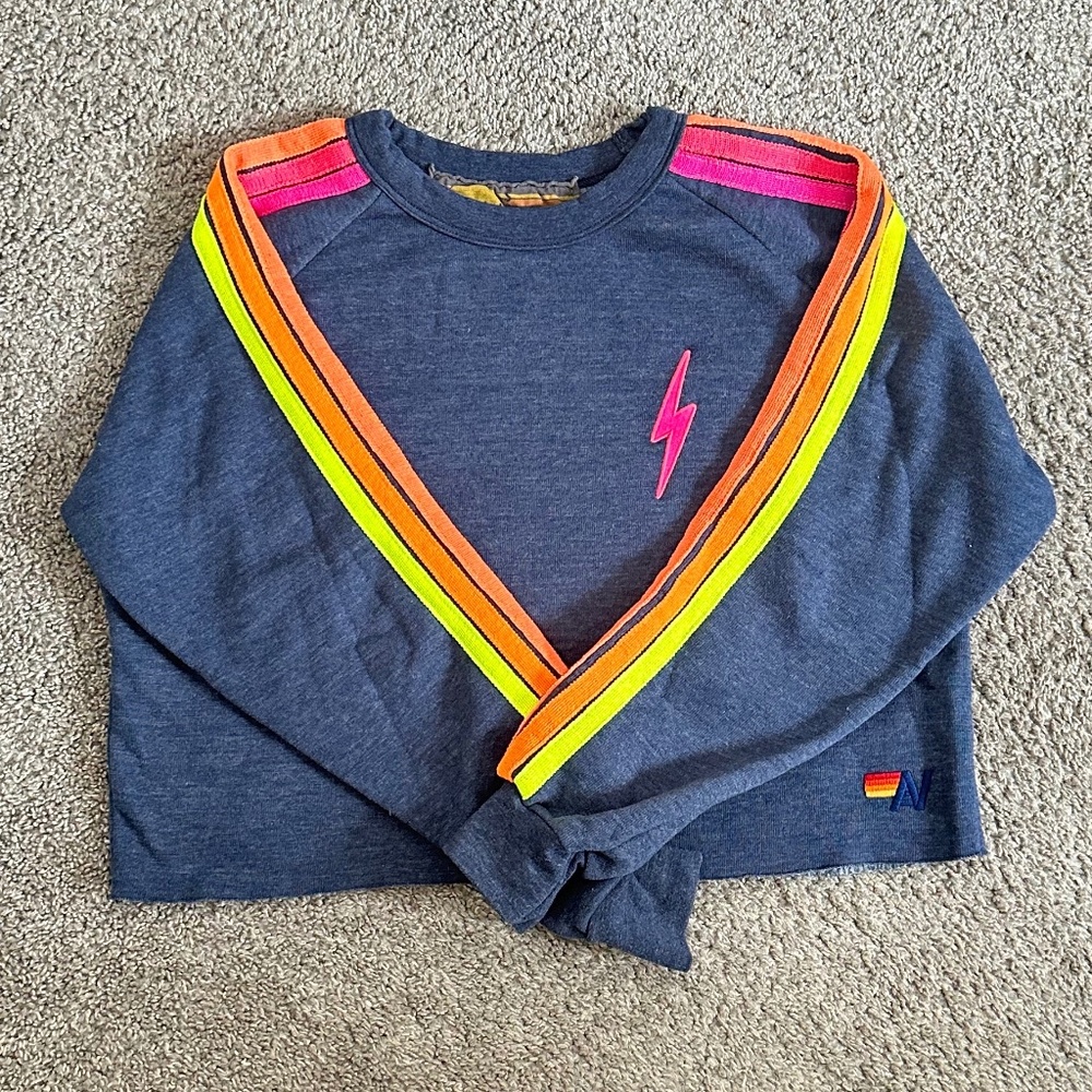 BOLT EMBROIDERY CLASSIC CROPPED CREW SWEATSHIRT - HEATHER NAVY // NEON STRIPES